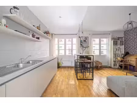 ancien rénové à deux pas des quais