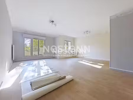 montigny le bretonneux : appartement 5 pièces - 3 chambres avec balcon