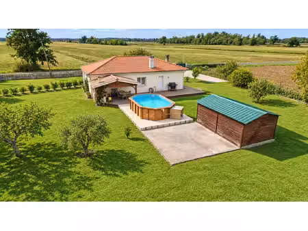 maison de 95 m² avec véranda  piscine et terrain de 16 000 m²