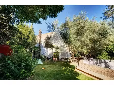 maison de caractère de 230 m² habitables avec jardin arboré et piscine. proche centre-vill