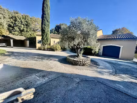 maison contemporaine 200 m2 sur 2687 m2 de terrain clos