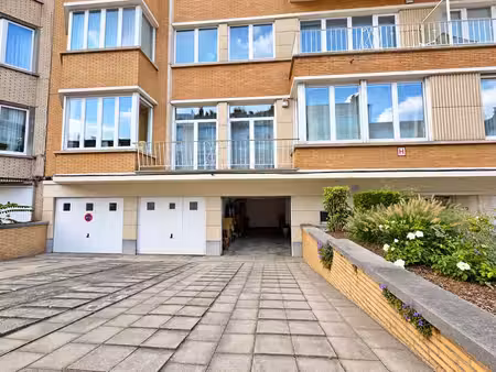 garage fermé avec emplacemement