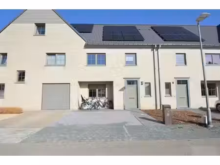 maison élégante et économe en énergie  comprenant 4 chambres