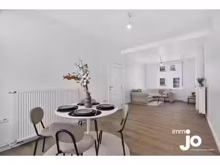 maison mitoyenne entièrement rénovée et prête à emménager...
