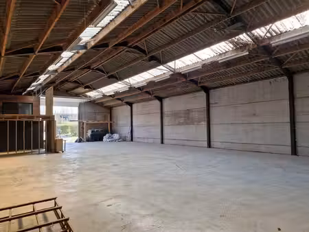 vaste entrepôt de 328m2 avec porte sectionnelle électrique