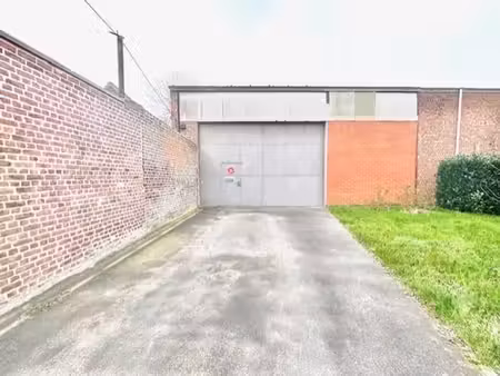 magazijn / opslagplaats met koer