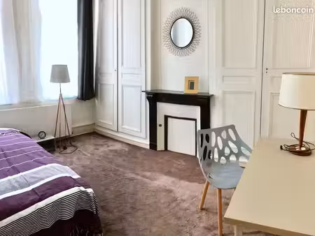 une chambre spacieuse près du centre avec bonus