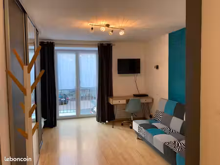 studio meublé 30 m² + balcon  en plein cœur du centre-ville d’yssingeaux