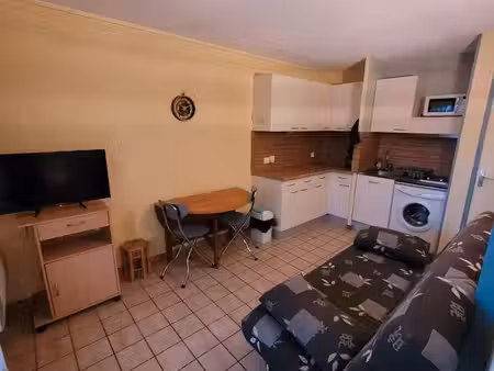 2 pièces meublé à l'année avec jardin