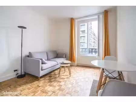 studio meublé au pied du métro ligne 1 et rer a