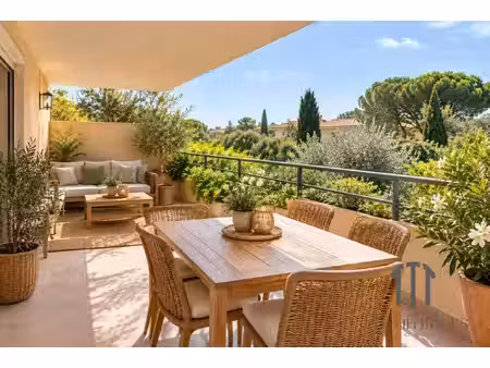 cogolin – beau t2 lumineux avec terrasse de 13 m²
