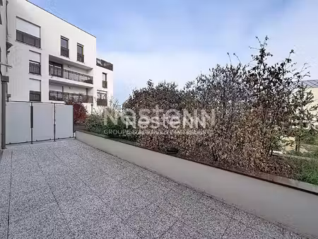 à louer : saint-cyr-l'école- bel appartement 3 pièces avec terrasse et parking s/sol
