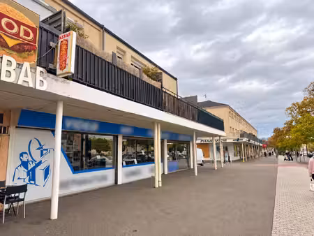 murs commerciaux à vendre – vitrine de 10 metres et grand gar