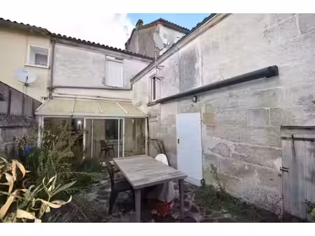 maison de ville avec cour au coeur de montbron