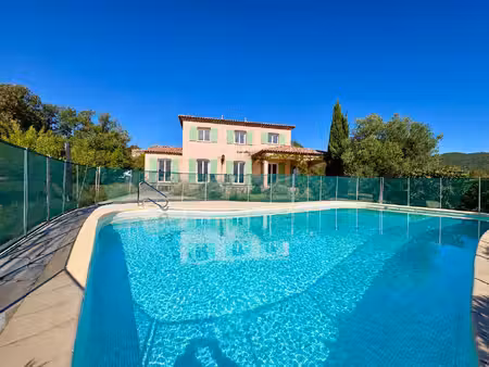 villa 6 pièces d'environ 160m2 sur 2400m2 de terrain avec pi