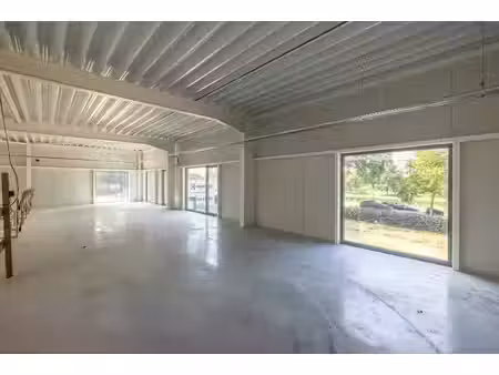 showroom met zichtbaarheid (216² + mezz 73 08m²)