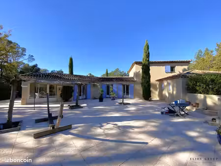 propriété 6 pièces 230 m²