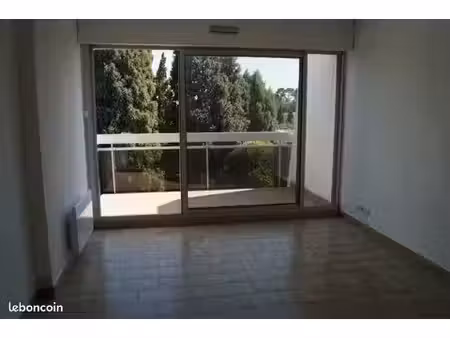 à louer – studio avec grand balcon  parking et vue dégagée – hôpitaux-facultés  montpellie