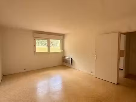 à louer – appartement de 52 63 m² à cergy – cave et parking