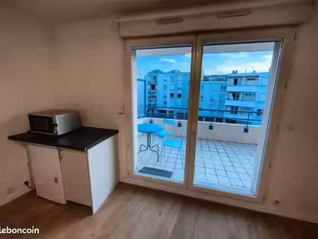 très grand studio climatisé avec terrasse et parking les salins