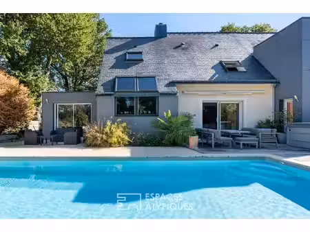 maison d'architecte en demi-niveaux  piscine chauffée et annexe indépendante ? sucé-sur-er