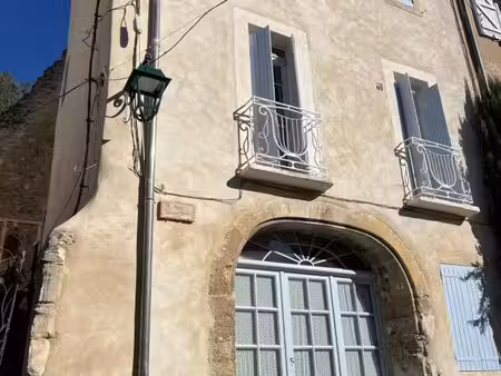 maison de village à vendre à ménerbes avec une grande terrasse et une vue panoramique