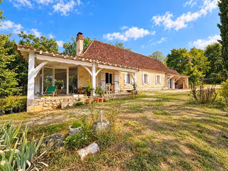 maison en pierre  nature et vie partagée