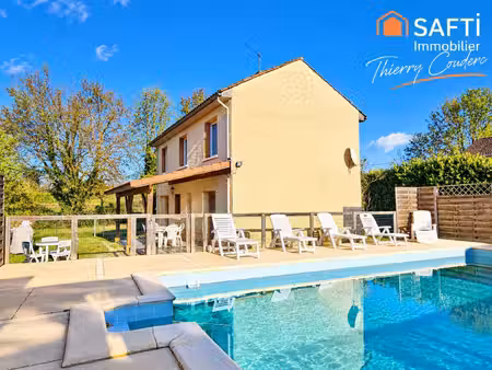 maison avec piscine et terrain clôturé.