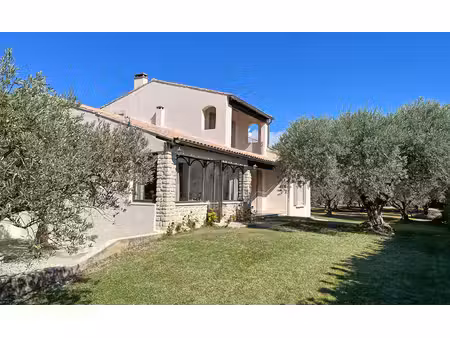 superbe villa provençale avec piscine et garage sur grand terrain clos.