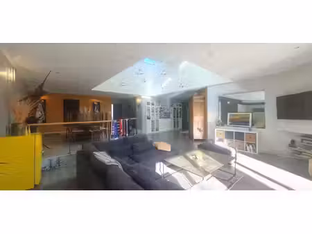 propriété contemporaine d'exception avec piscine et spa d'intérieur