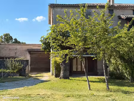 belle maison ancienne de ville avec jardin  cour  dépendance