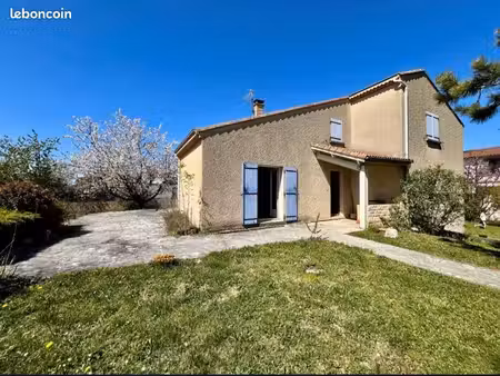 villa familiale avec jardin arboré en centre ville de chabeuil