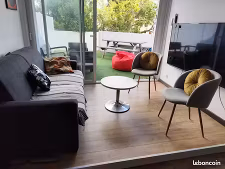 studio tout équipé refait à neuf 28m2 + terrasse 16m2 et piscine