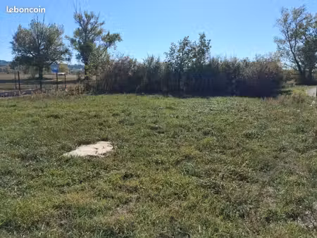 revel 31250  terrain plat et viabilisé de 671 m²