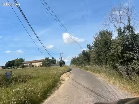 terrain constructible entièrement viabilisé de 710 m²
