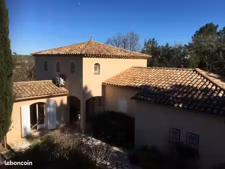 maison familiale de 220 m2 parc arboré de +4 000 m2 avec piscine — face au village médiéva