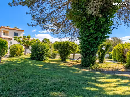 maison au coeur du village sur 1500 m2 de terrain arboré
