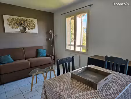 studio meublé avec place de parking privée à uzès