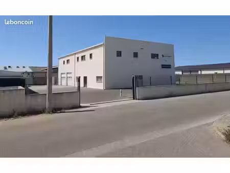 local d’activité 180 m²  dépôt 95 m² + bureaux 85 m²  proche a9 et n113