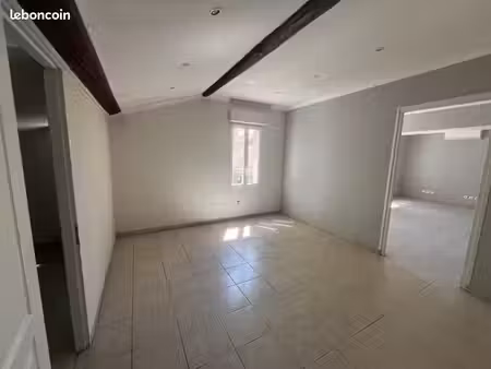 local 64 m²