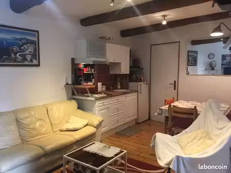 t2 : maisonnette de village meublée 3 niveaux – castelnau-de-guers