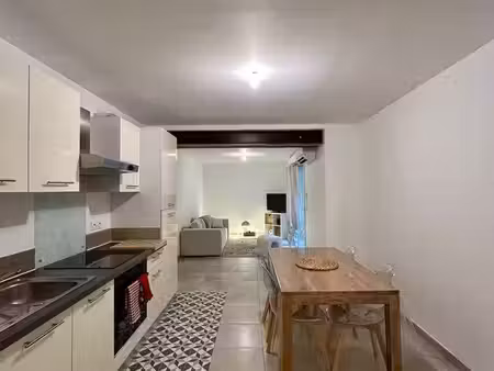 aigues-mortes intra-muros – p2 avec cour privative – 50 m²