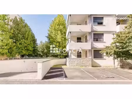 ramonville-saint-agne : spacieux t4 de 91 78 m² au rez-de-chaussée avec parking  dans une 