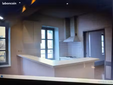 loue f2 traversant très clair  pièce de vie avec kitchenette   chambre salle de bains  toi