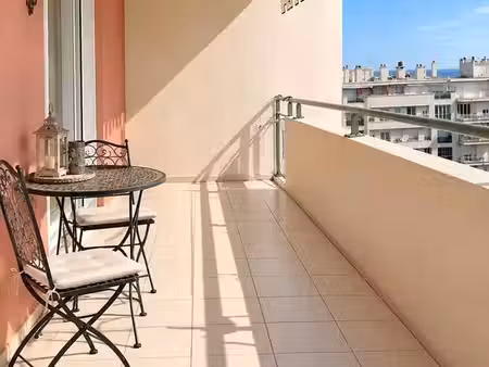 immobilier je propose à la vente un salon moderne  spacieux et lumineux  avec une décorati