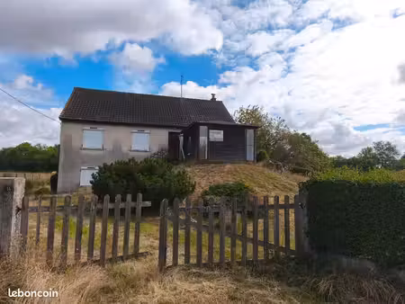 maison individuelle sur un terrain de 4740m2  avec un plan d' eau et chauffage pompe à cha