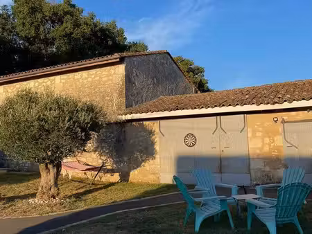maison en pierre avec dépendances