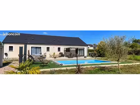 maison récente avec piscine et grand jardin