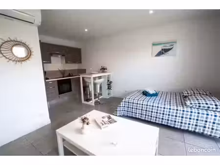 studio meublé à l'année  avec terrasse privative et parking