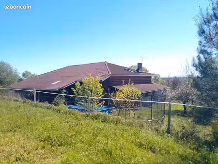 maison entièrement rénovée avec 4.7 hectares de terrain